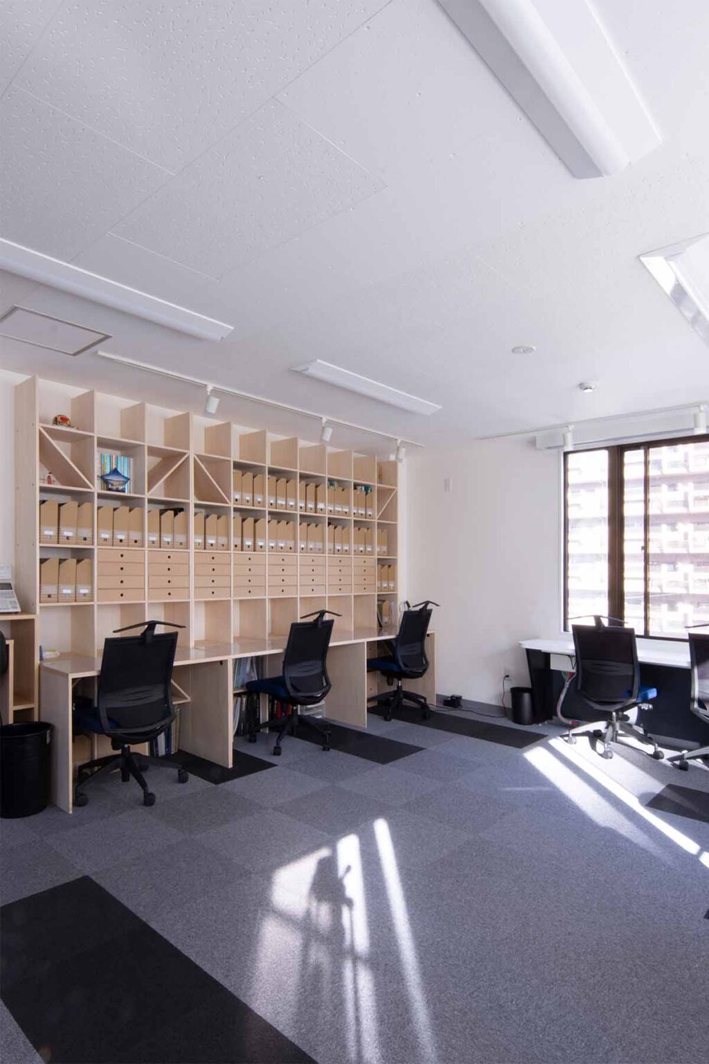 オフィスのおすすめ壁面収納⑤カウンターの前に大容量収納の本棚「マルゲリータ Shelf（シェルフ）カウンター付き本棚 350mm」