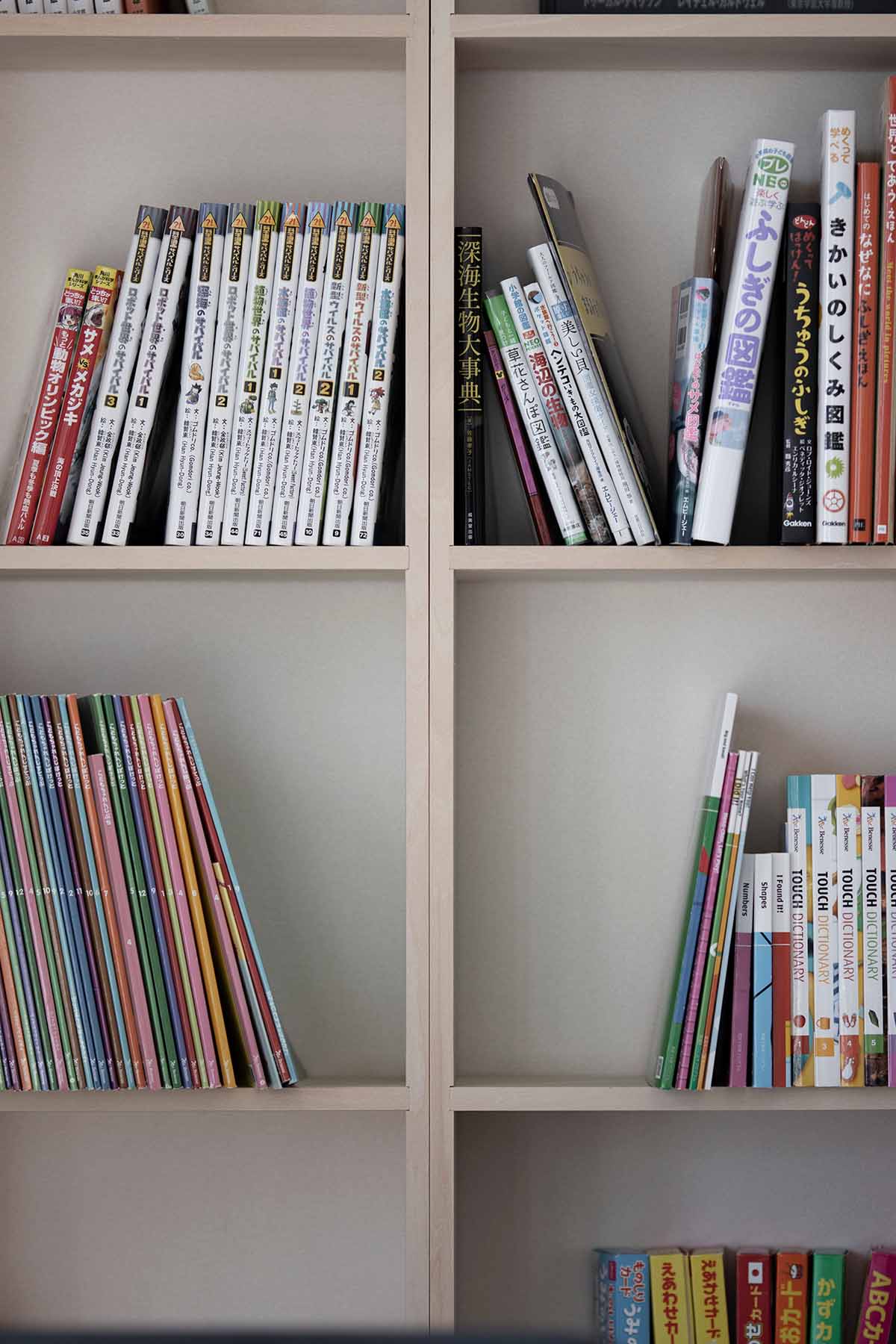 子供専用の壁面収納　絵本本棚