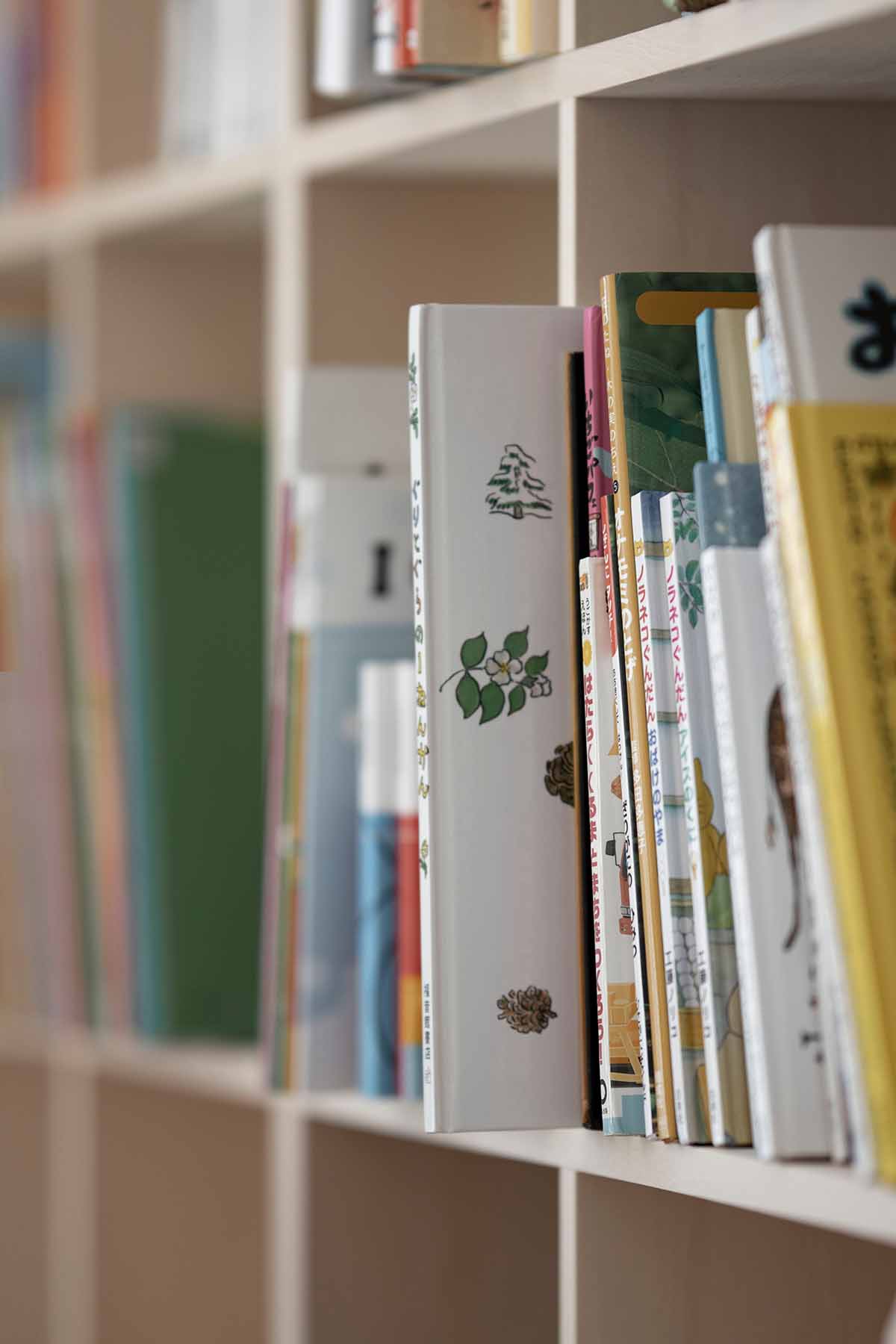 子供専用の壁面収納　絵本本棚