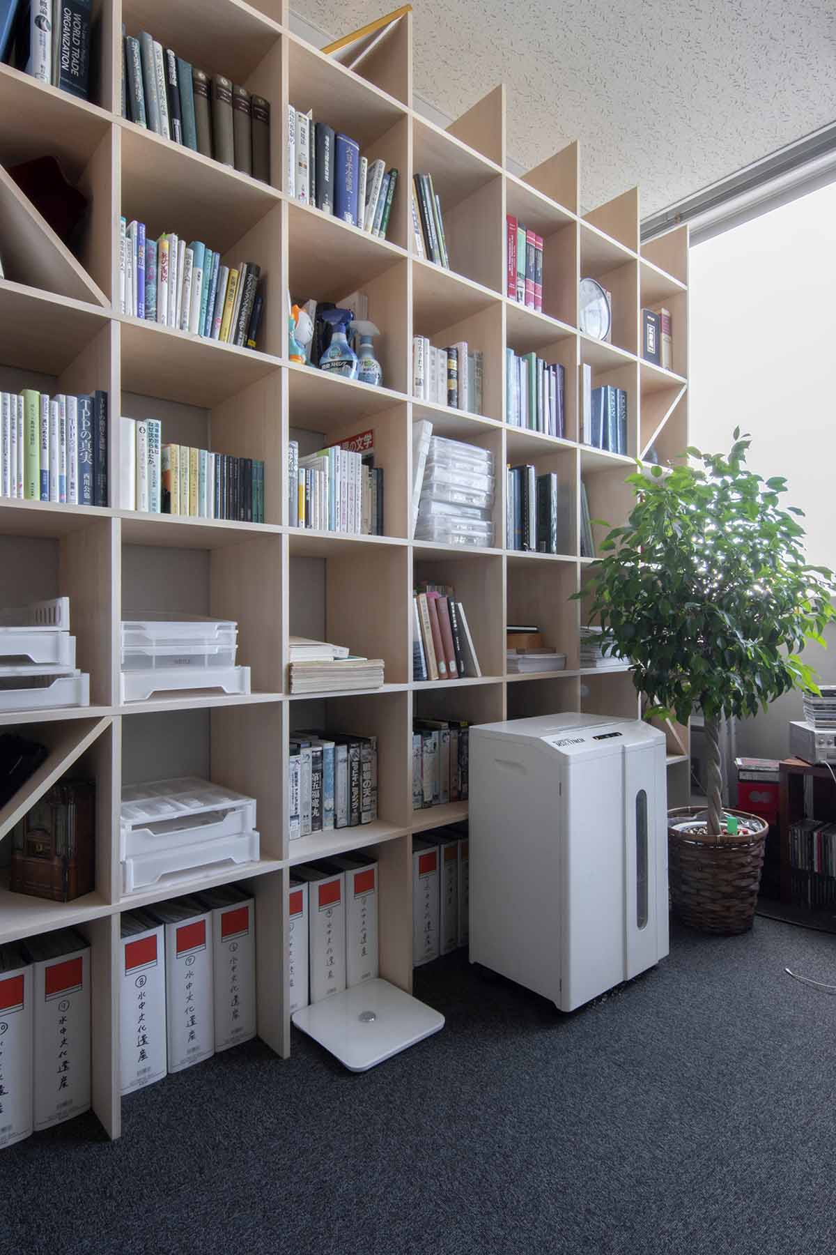 神戸大学海事科学研究科の研究室の本棚