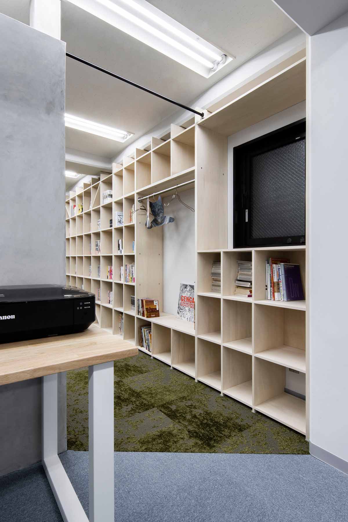 オフィスのおすすめ壁面収納⑦ コマの一部をつなげて開口部を設けた収納棚「マルゲリータ Shelf（シェルフ）開口部のある本棚 350mm」