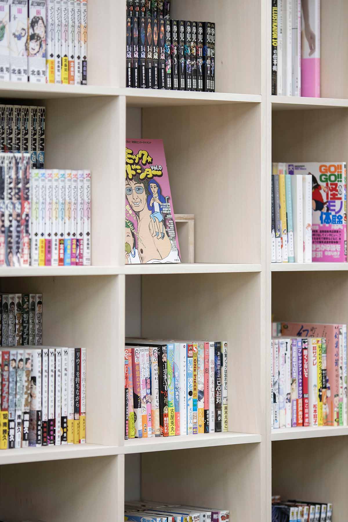 漫画編集社のラウンジに | 壁一面の本棚 奥行350mm / Shelf (No.133) | マルゲリータお客様の使用例  シンプル おしゃれ オフィス家具 木製 インテリア レイアウト