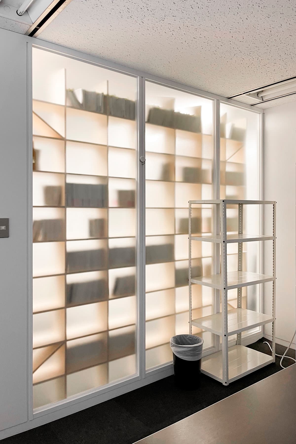 [No.577] 出版会社のオフィスに | 壁一面のA5判本棚 奥行180mm / Shelf  | マルゲリータお客様の使用例 シンプル スタイリッシュ おしゃれ 壁面収納 木製 オフィス家具