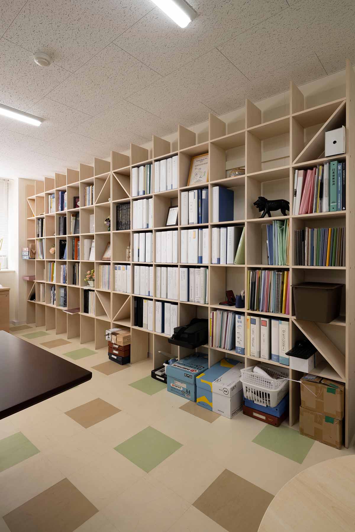 新しい研究室の壁面に | 壁一面の本棚 奥行350mm / Shelf (No.137) | マルゲリータお客様の使用例 大学院 研究室 書棚 ブックシェルフ