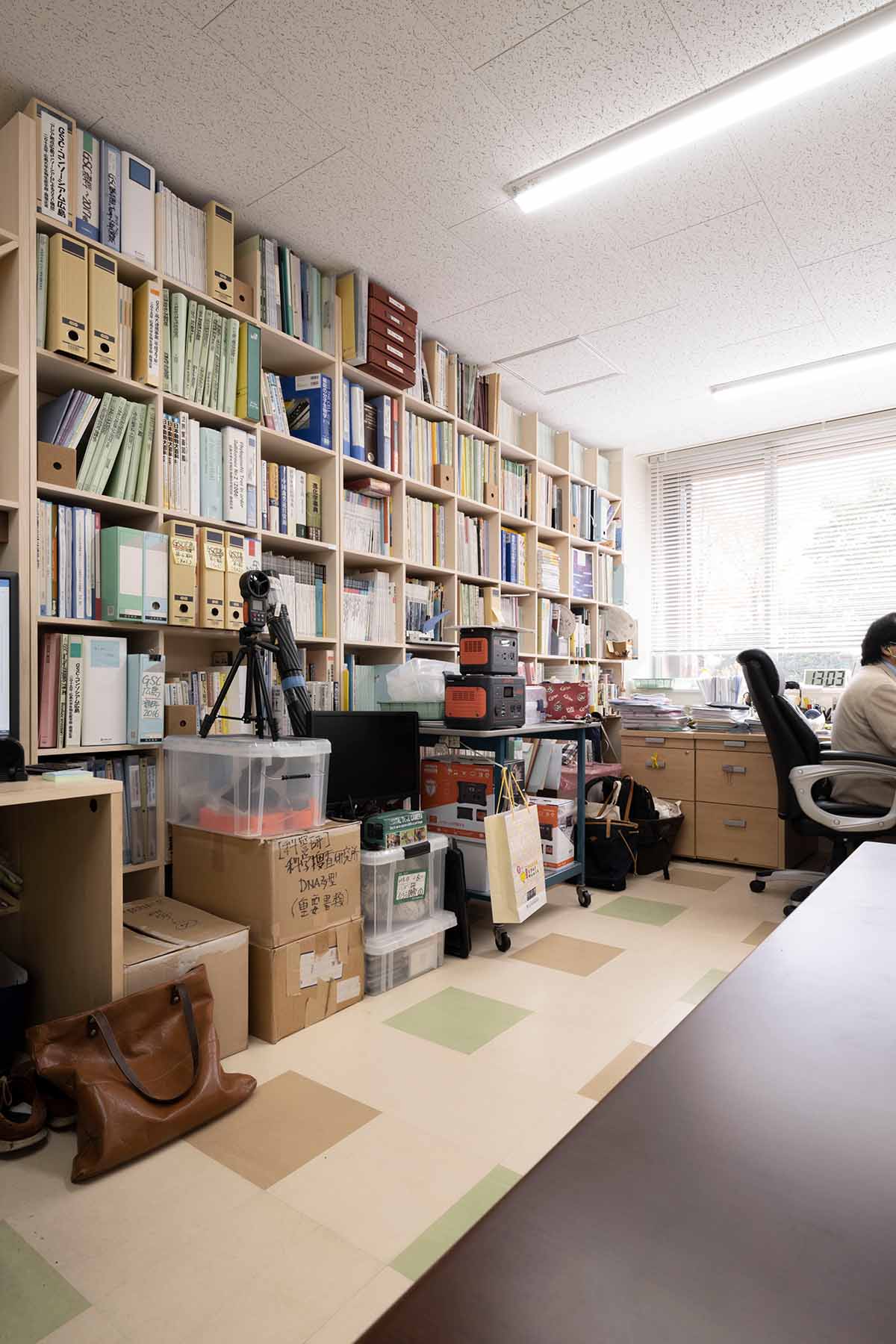 新しい研究室の壁面に | 壁一面の本棚 奥行350mm / Shelf (No.137) | マルゲリータお客様の使用例 大学院 研究室 書棚 ブックシェルフ