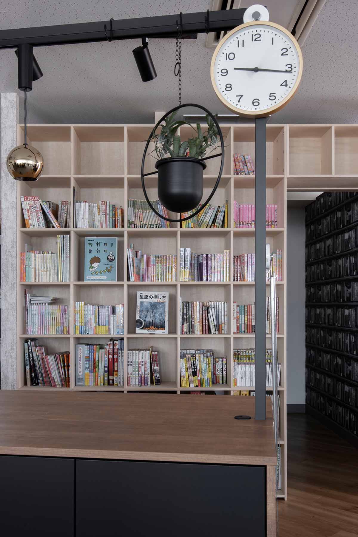 編集プロダクションのオフィスに | 壁一面の本棚 奥行350mm / Shelf (No.138) | マルゲリータ使用例 シンプル おしゃれ 木製 オフィス家具