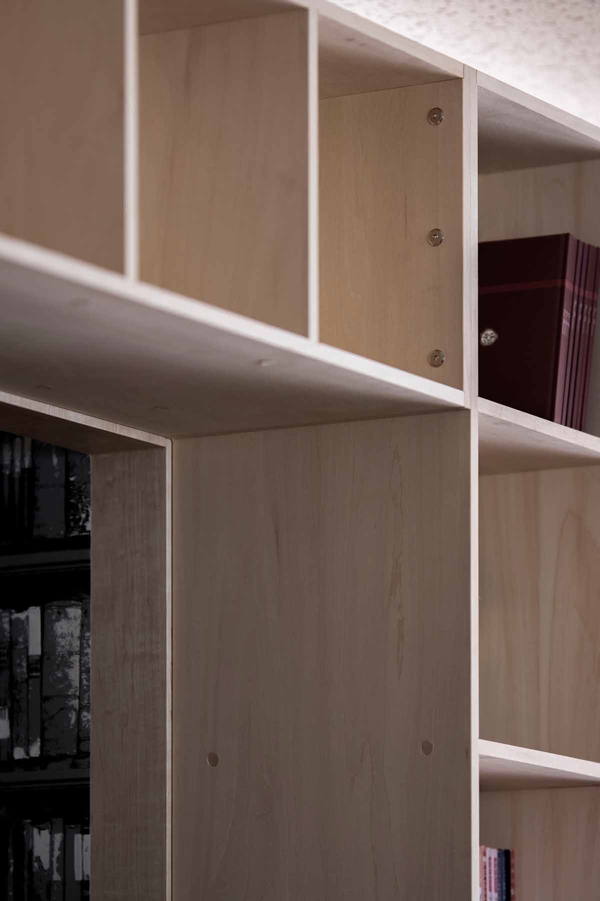 編集プロダクションのオフィスに | 壁一面の本棚 奥行350mm / Shelf (No.138) | マルゲリータ使用例 シンプル おしゃれ 木製 オフィス家具