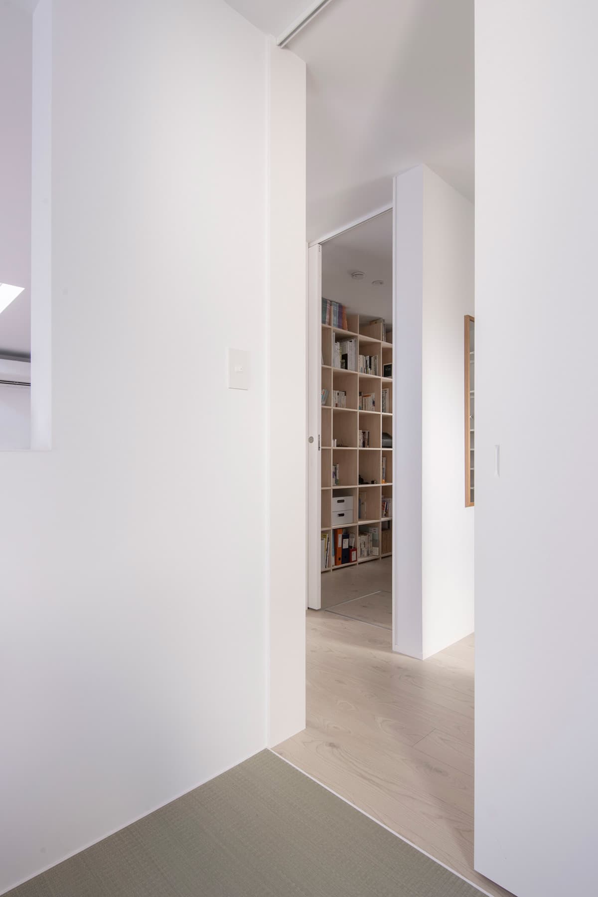 [No.584] 白い家の中に | 壁一面の本棚 奥行350mm / Shelf | マルゲリータお客様の使用例 おしゃれ 壁面収納 ワークスペース 書斎