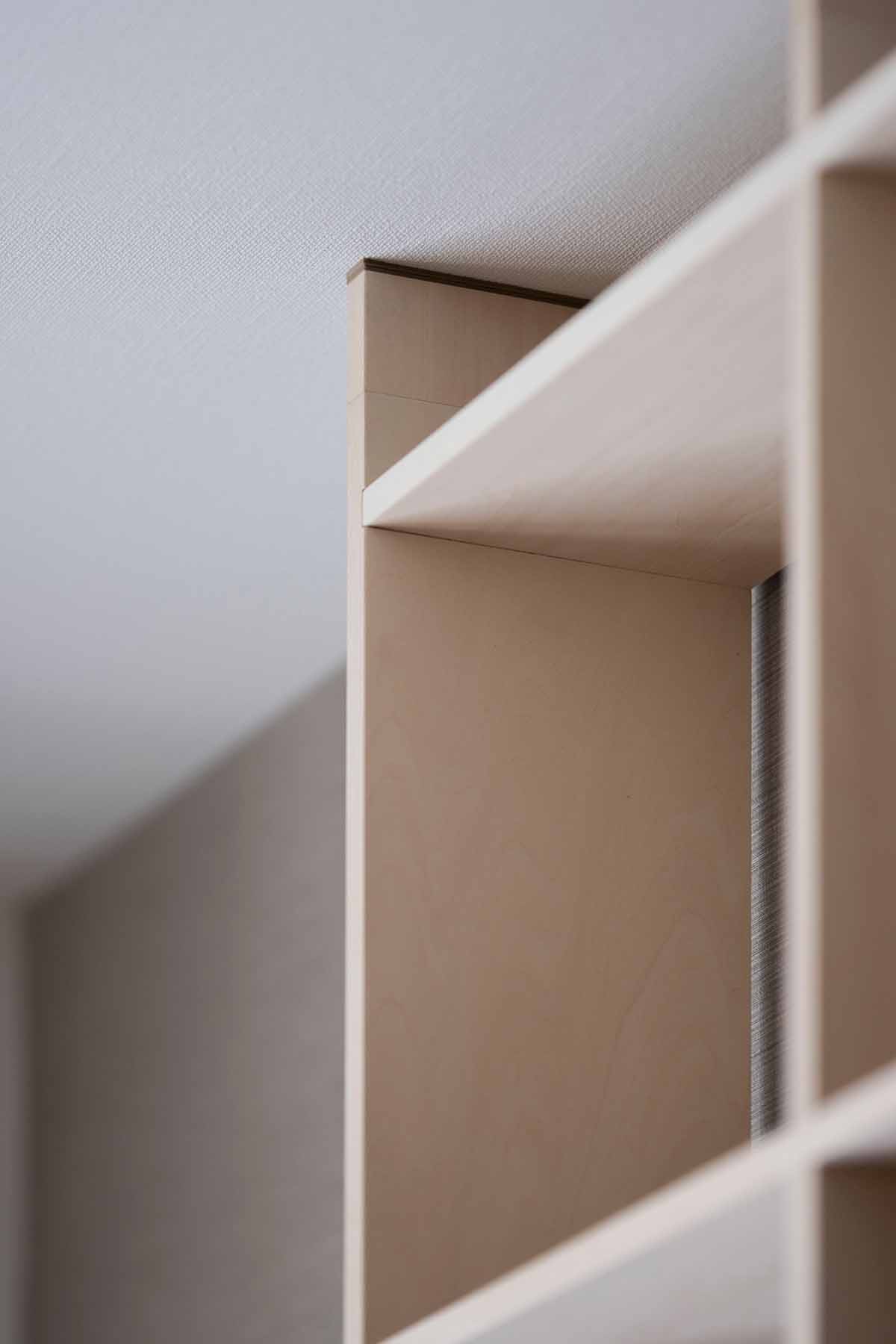 5cmフィラー板による転倒防止 | 壁一面の本棚 奥行250mm / Shelf (No.95) | マルゲリータお客様の使用例 シンプル おしゃれ リビング 収納家具 インテリア
