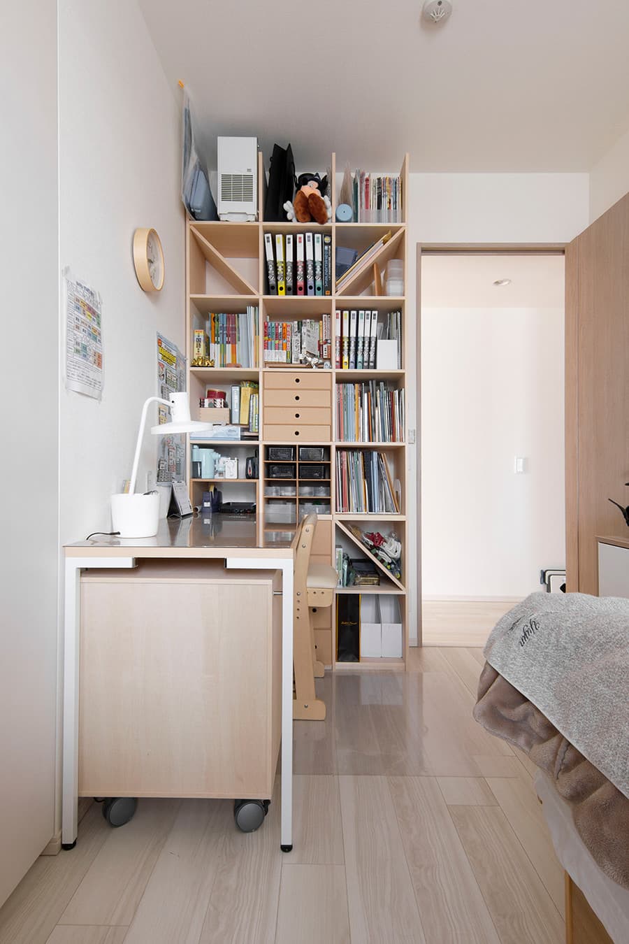コンパクトな子ども部屋の空間を有効活用するデスク付き本棚