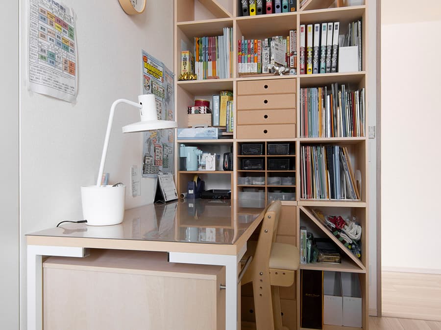 コンパクトな子ども部屋の空間を有効活用するデスク付き本棚