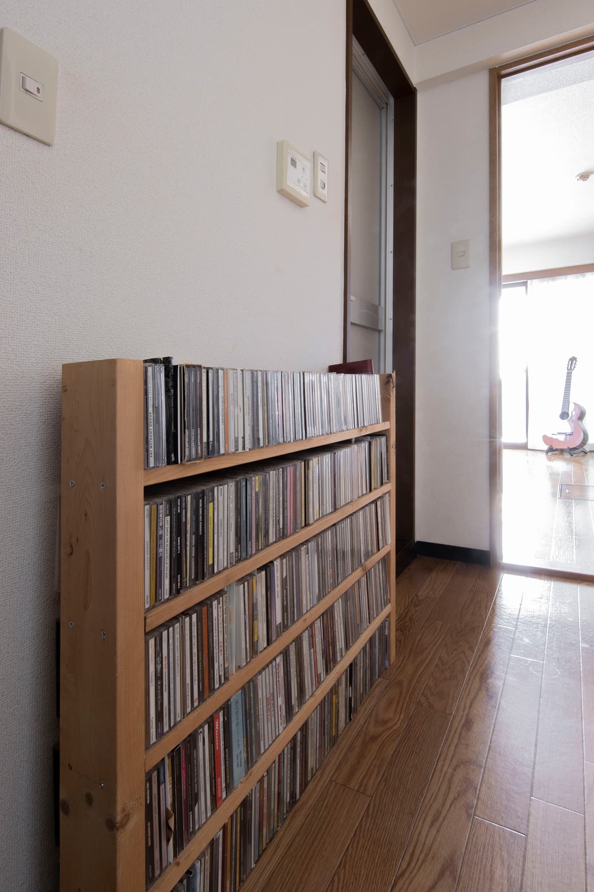 風通しのいいリビングに 壁一面の本棚