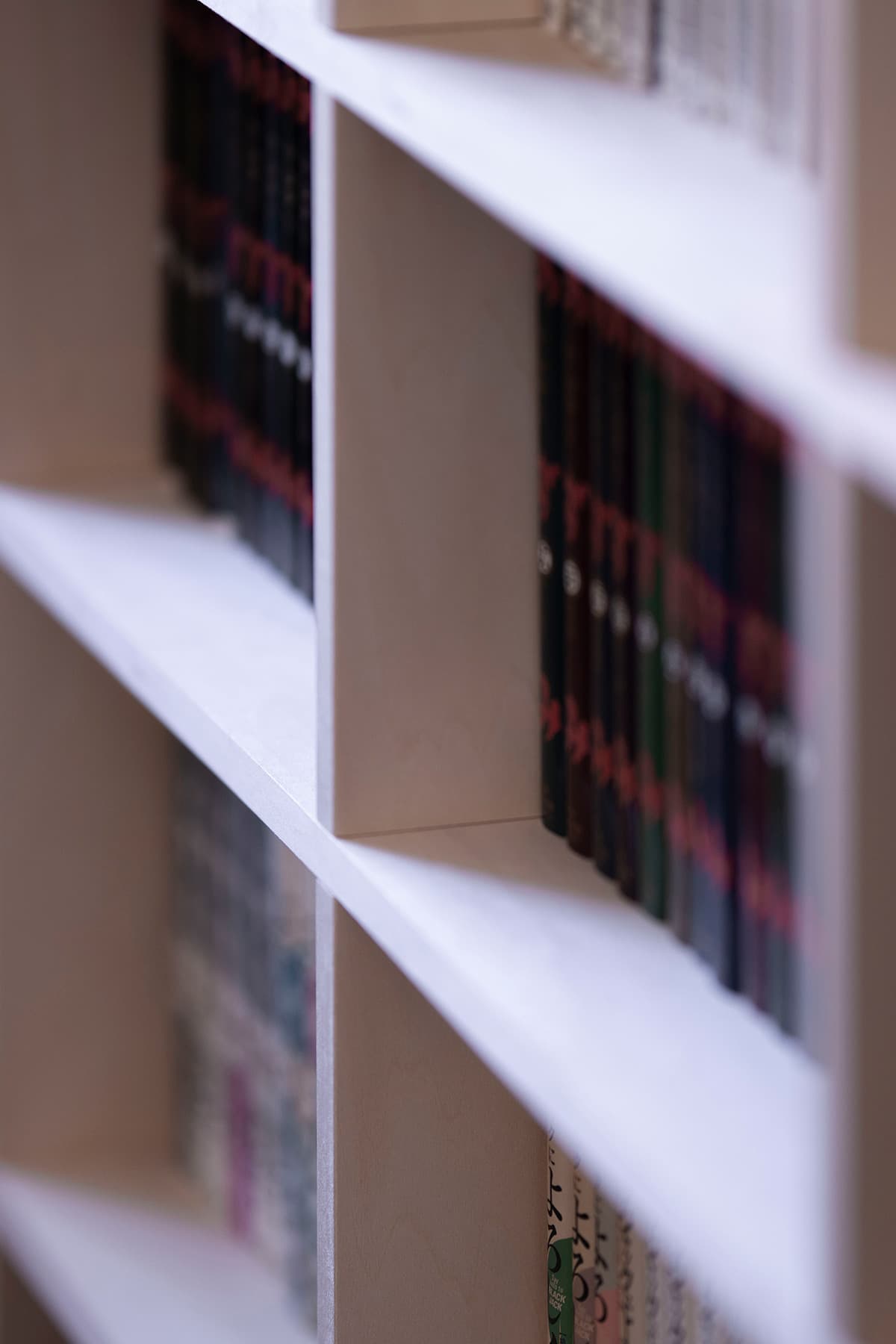 コミック本全集による整然とした本棚 壁一面のコミック本棚 奥行180mm Shelf マルゲリータ使用事例