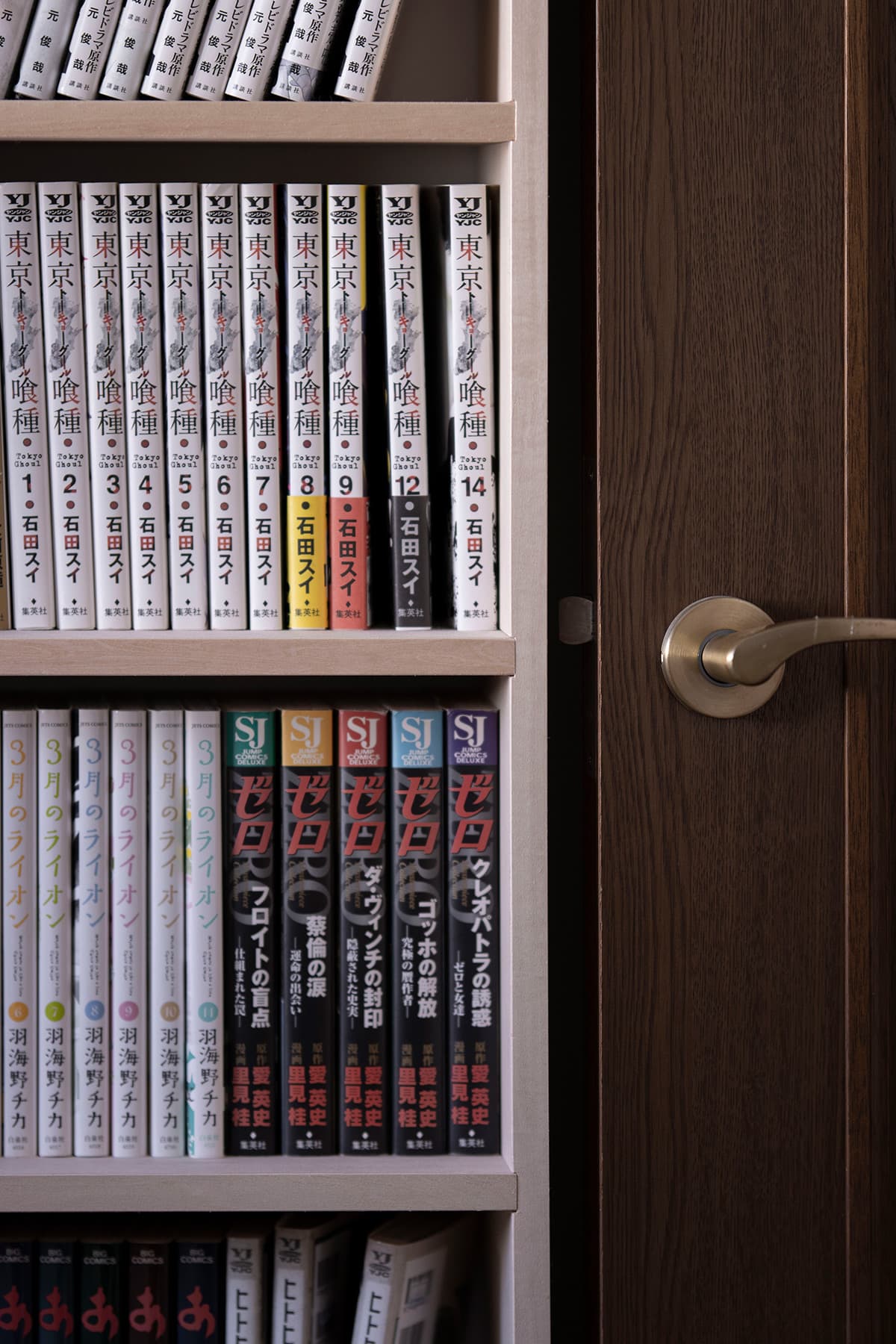 コミック本全集による整然とした本棚 壁一面のコミック本棚