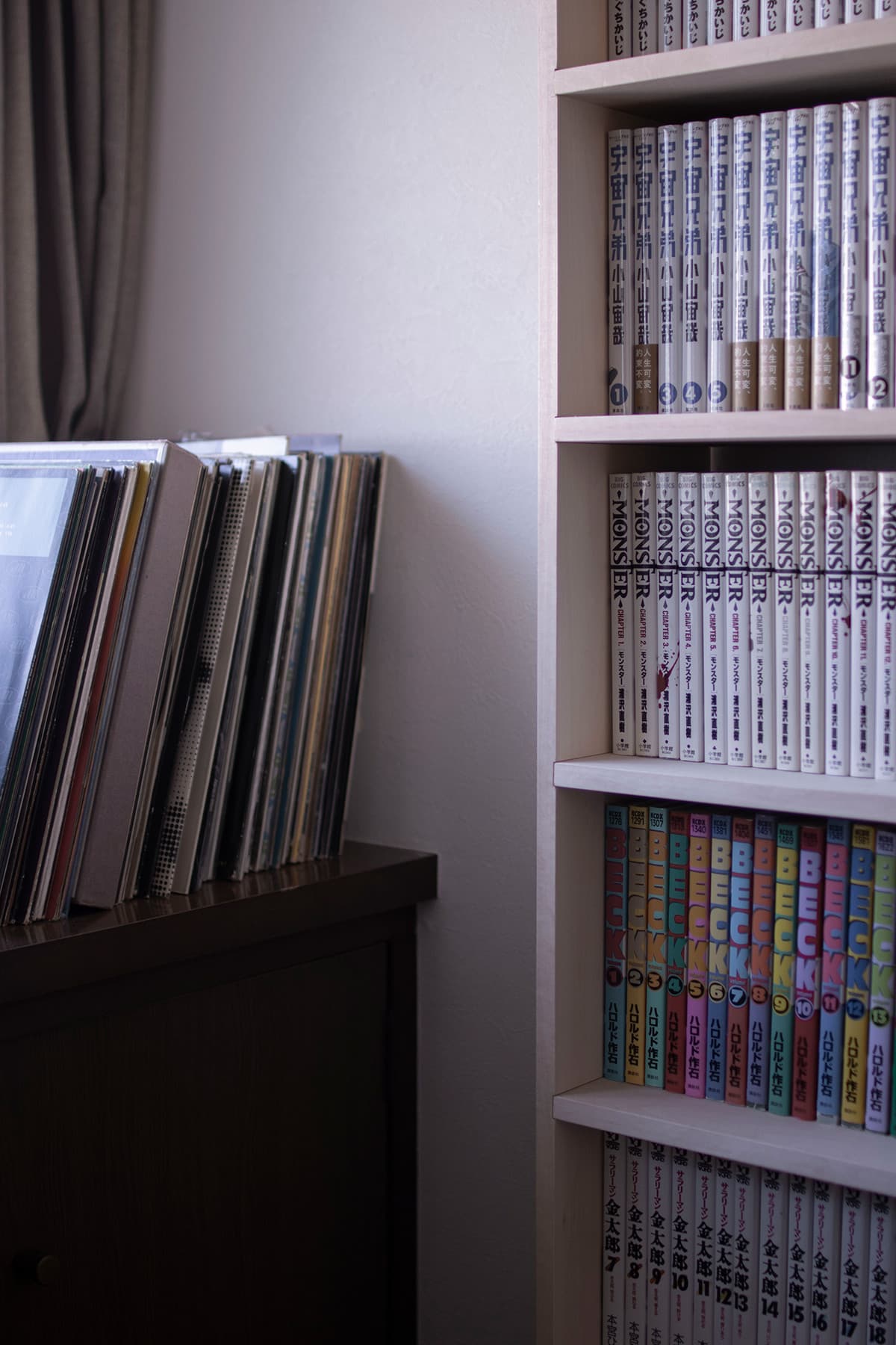 漫画本全集による整然とした本棚 壁一面のコミック本棚 