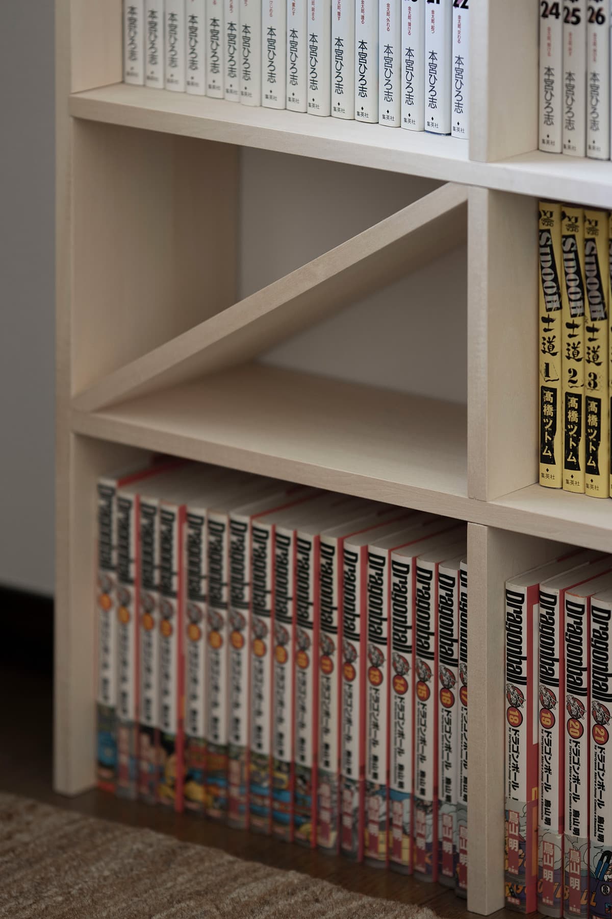 コミック本全集による整然とした本棚 壁一面のコミック本棚 奥行180mm Shelf マルゲリータ使用事例