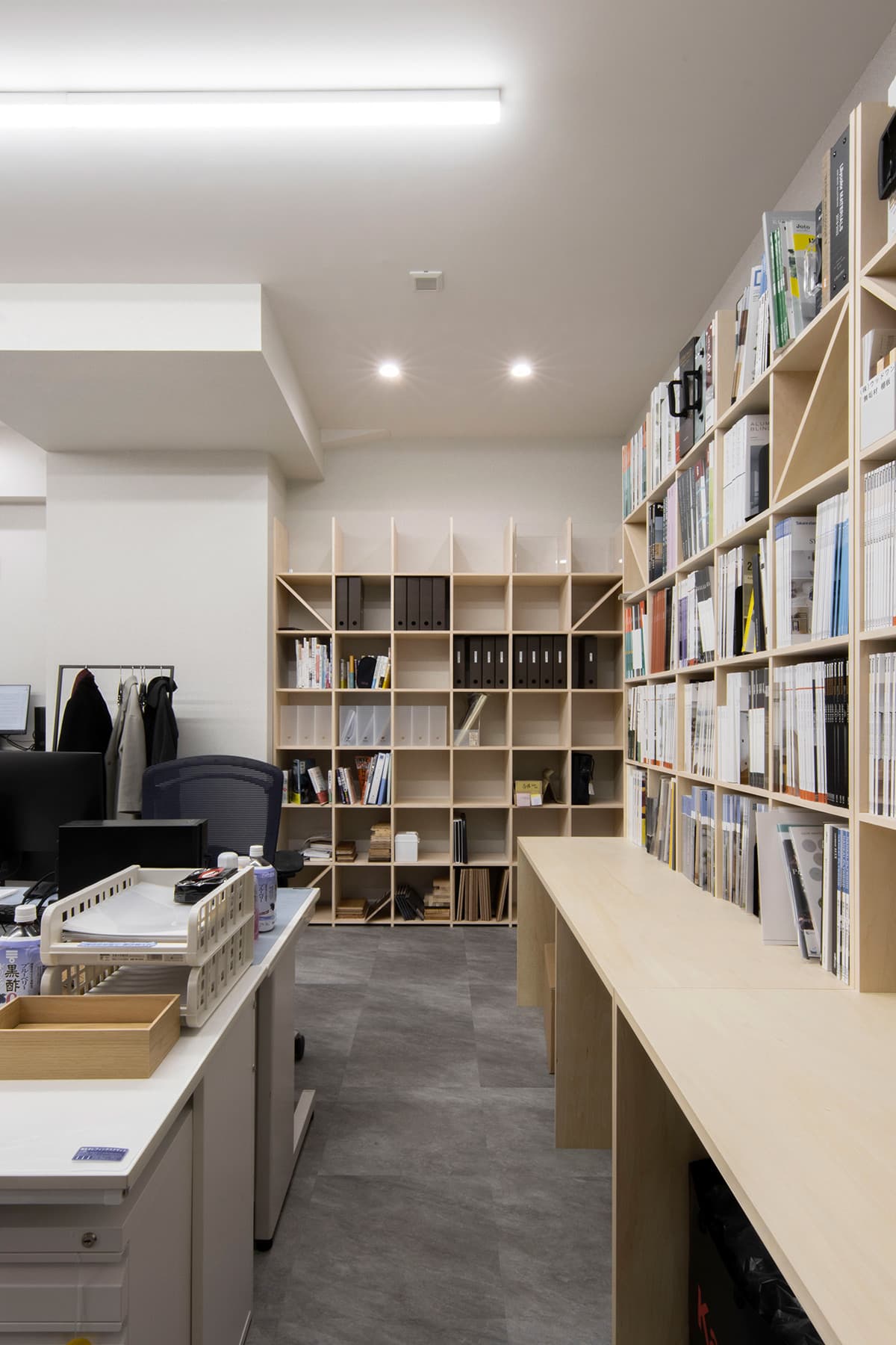 オフィスのおすすめ壁面収納⑤カウンターの前に大容量収納の本棚「マルゲリータ Shelf（シェルフ）カウンター付き本棚 350mm」