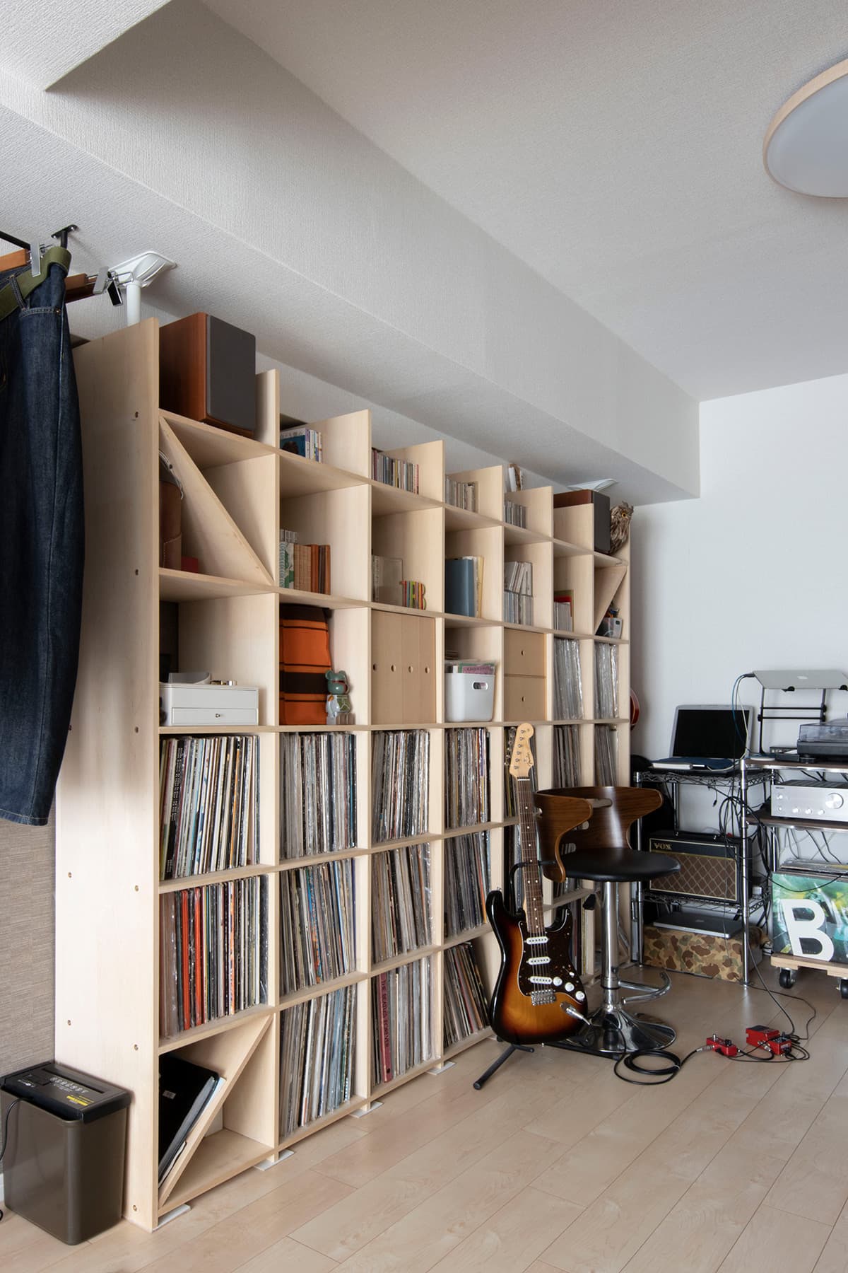 音楽を楽しむスペース – 壁一面の本棚 奥行350mm / Shelf