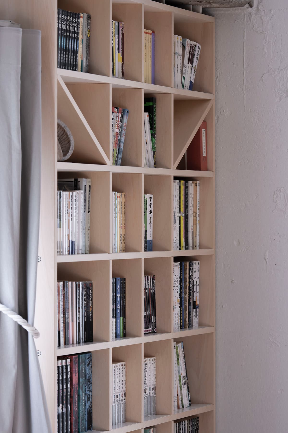ミニマルにリノべーションされた室内に 壁一面の本棚 Shelf マルゲリータ使用事例