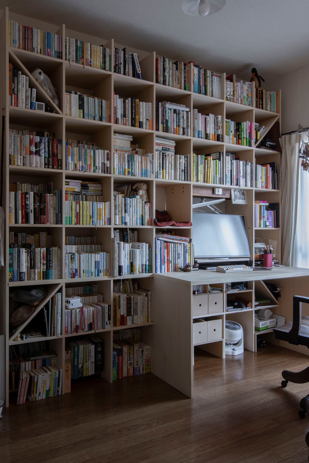 愛猫と共生するコンパクトな書斎 カウンター付き本棚 