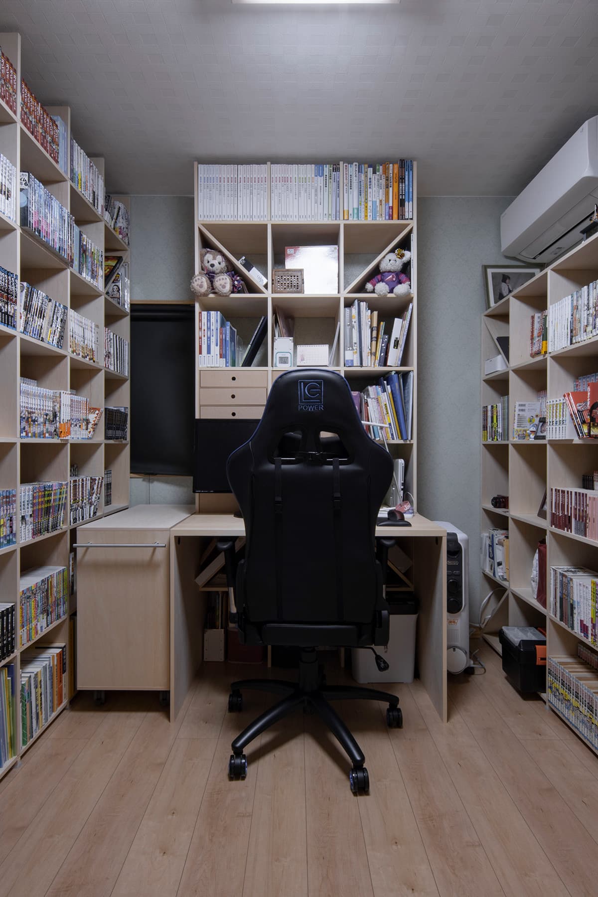 狭い書斎をおしゃれで機能的に。工夫・作り方② デスク・テーブル付きの収納本棚を活用する
