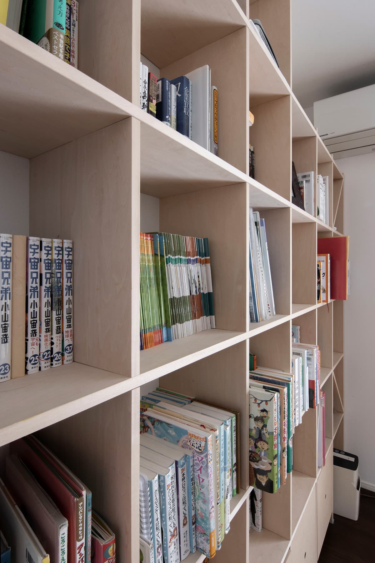 本棚と可動式カウンターを持つL字型デスク 壁一面の本棚 奥行350 Shelf マルゲリータ使用事例
