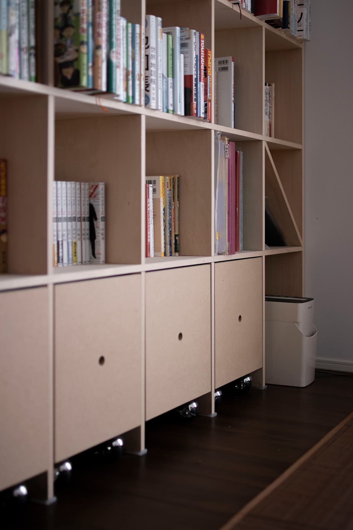 本棚と可動式カウンターを持つL字型デスク 壁一面の本棚 奥行350 Shelf マルゲリータ使用事例