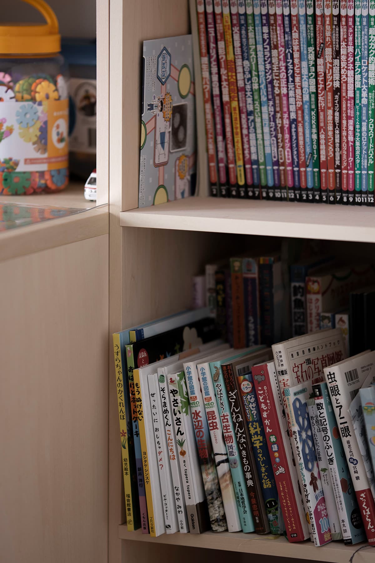 家族で共有されながら綺麗に収まる カウンター付き本棚 Shelf マルゲリータ使用事例