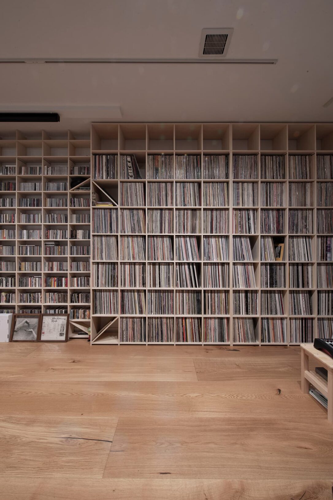 壁一面にレコード・CDを納めた壁面収納