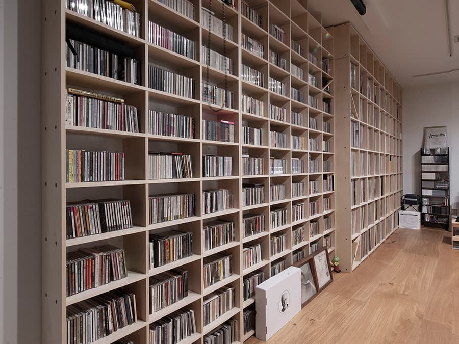 壁一面にレコード・CDを納めた壁面収納