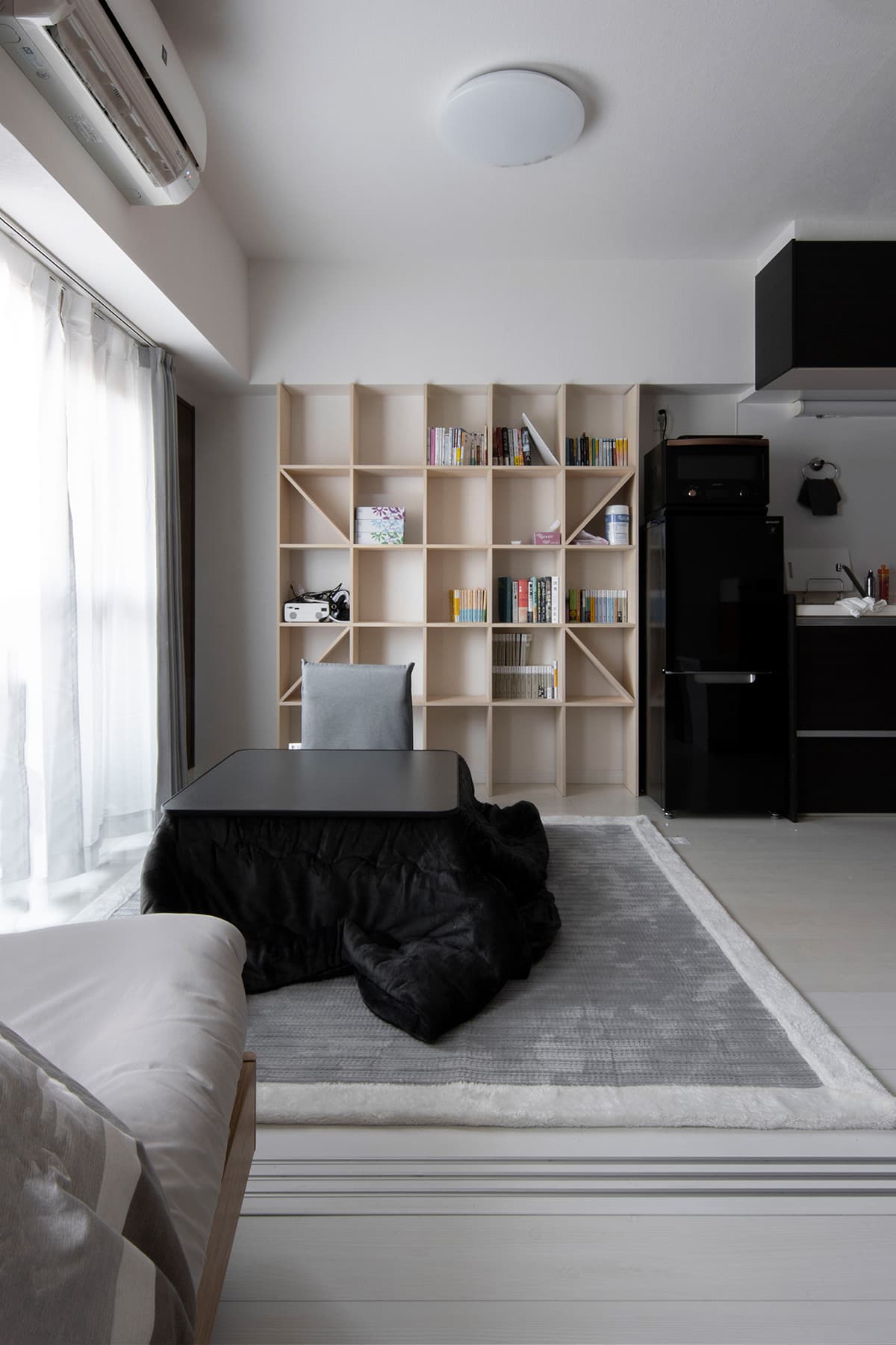 生活空間と学習空間を綺麗に使い分ける | 壁一面の本棚 奥行250 