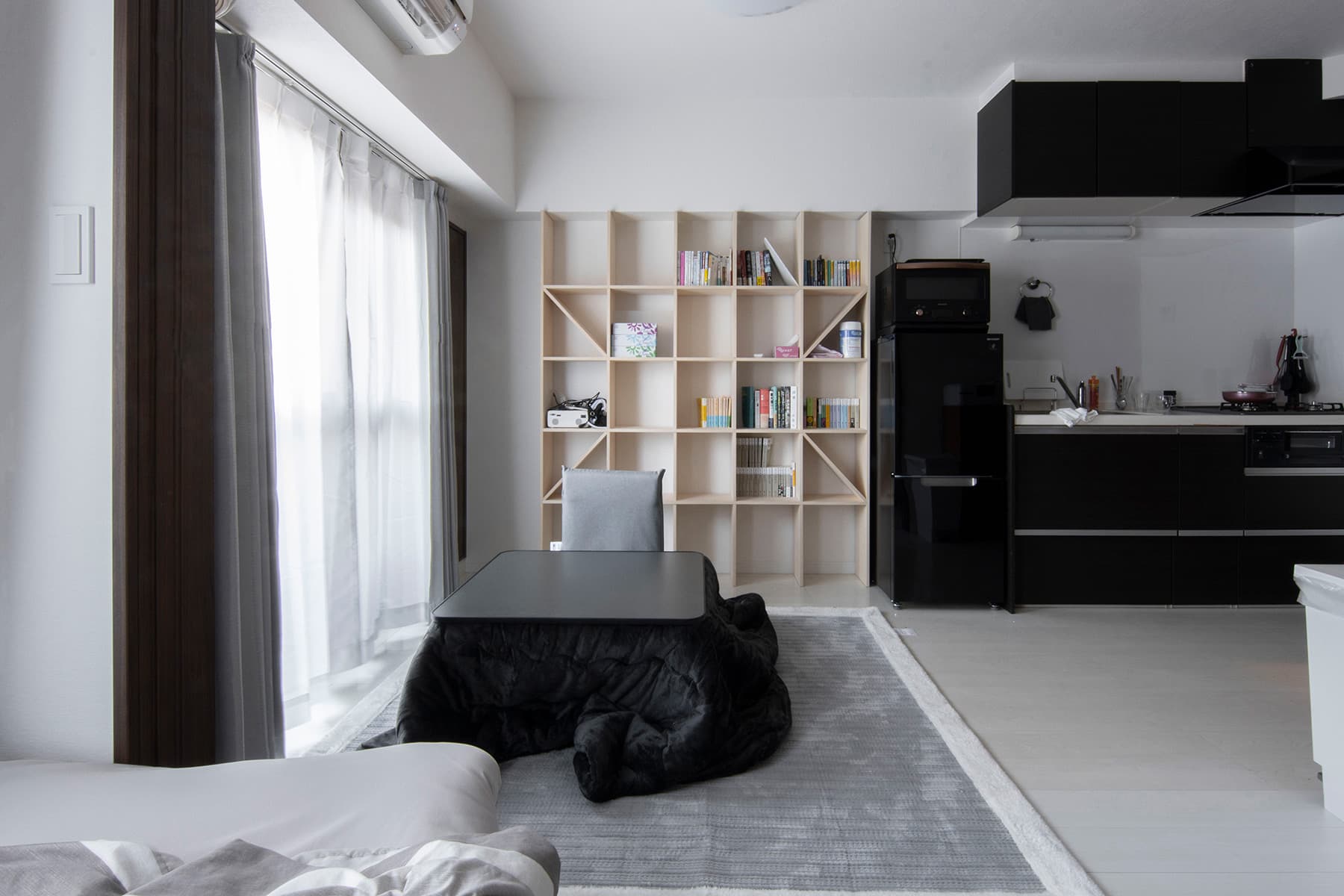 生活空間と学習空間を綺麗に使い分ける | 壁一面の本棚 奥行250 