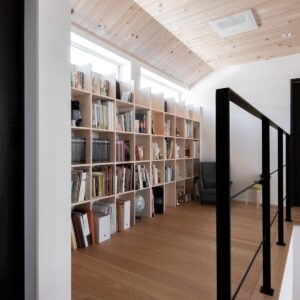 ダイナミックな構成の戸建て住宅の中に 壁一面の本棚 Shelf マルゲリータ使用事例