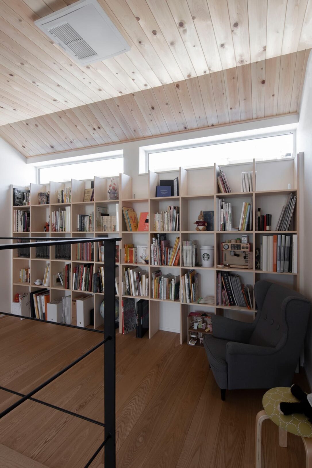 ダイナミックな構成の戸建て住宅の中に 壁一面の本棚 Shelf マルゲリータ使用事例