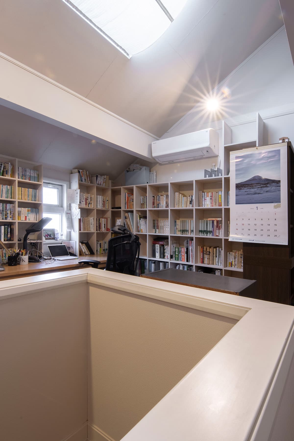 シンプルモダンな書斎の本棚