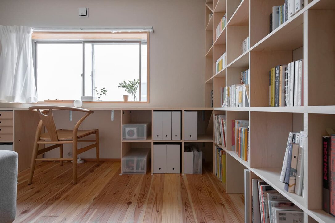 本棚とアンダーカウンター、細部までこだわった洗練された書斎