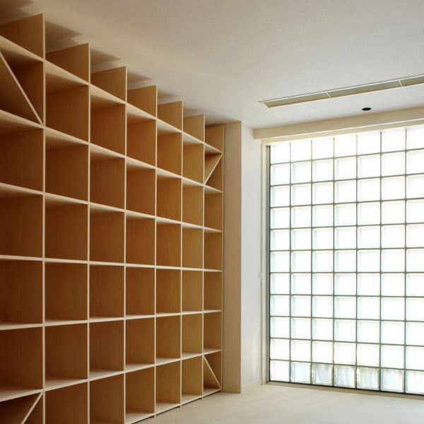オフィス収納のアイデア家具① 壁一面の本棚 Shelf（シェルフ）