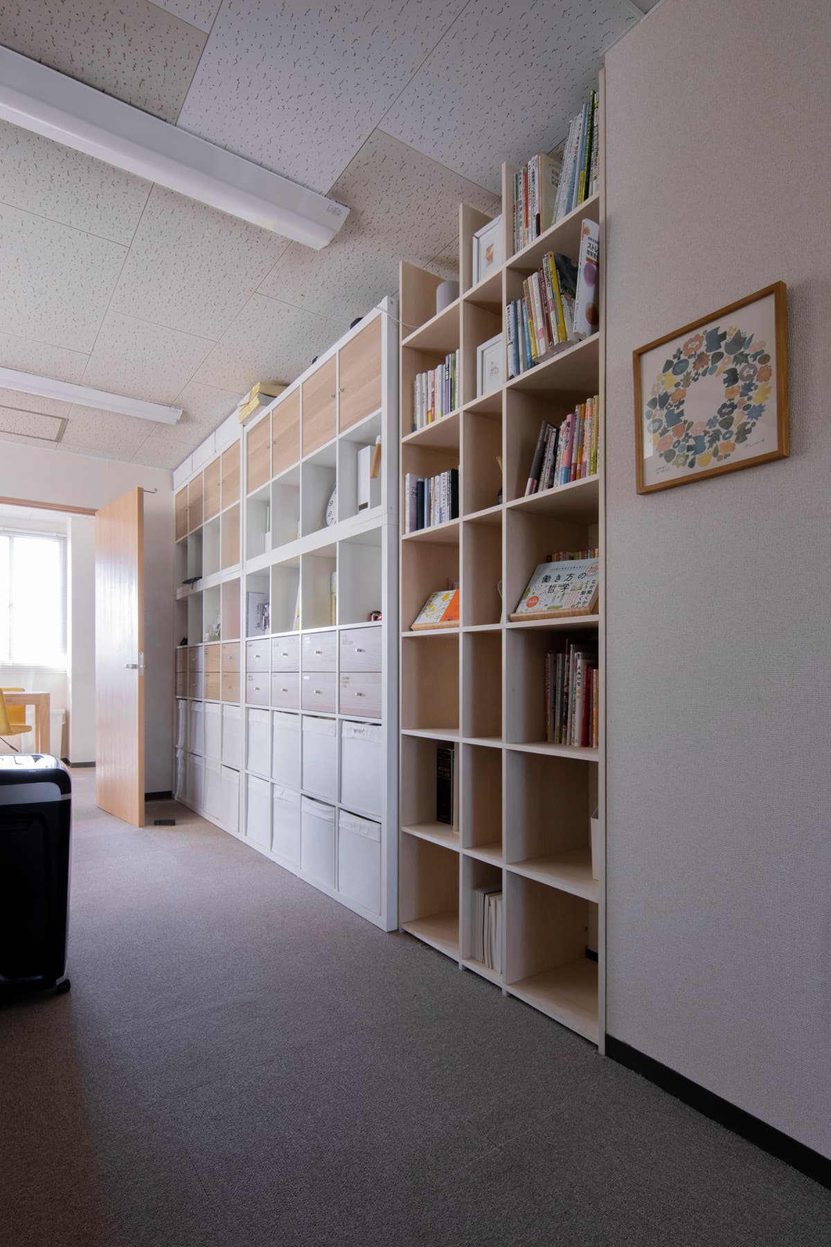 既存の家具の間に入って – Shelf 壁一面の本棚