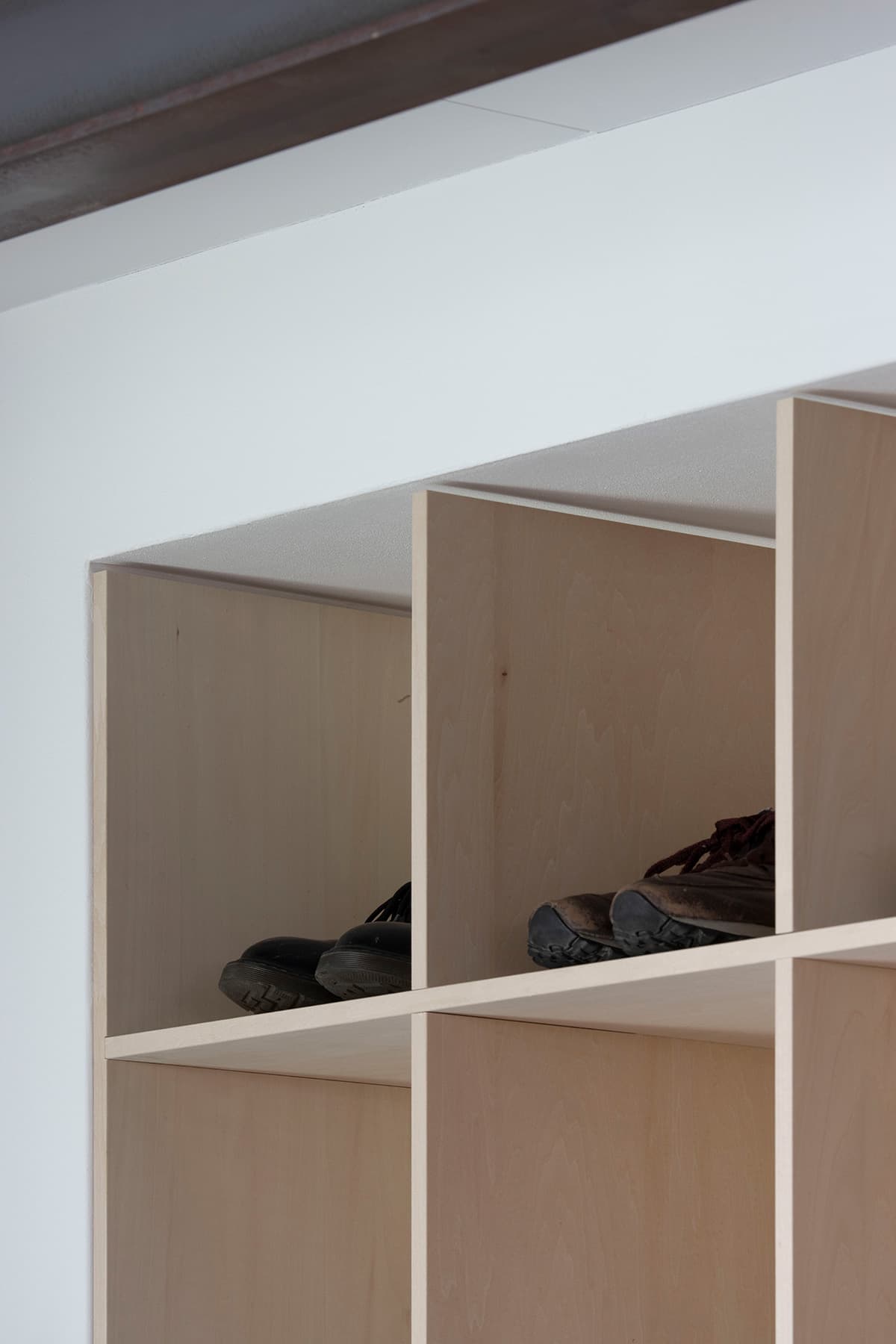 住宅会社の本社に – Shelf 壁一面の本棚 スニーカーのディスプレイ