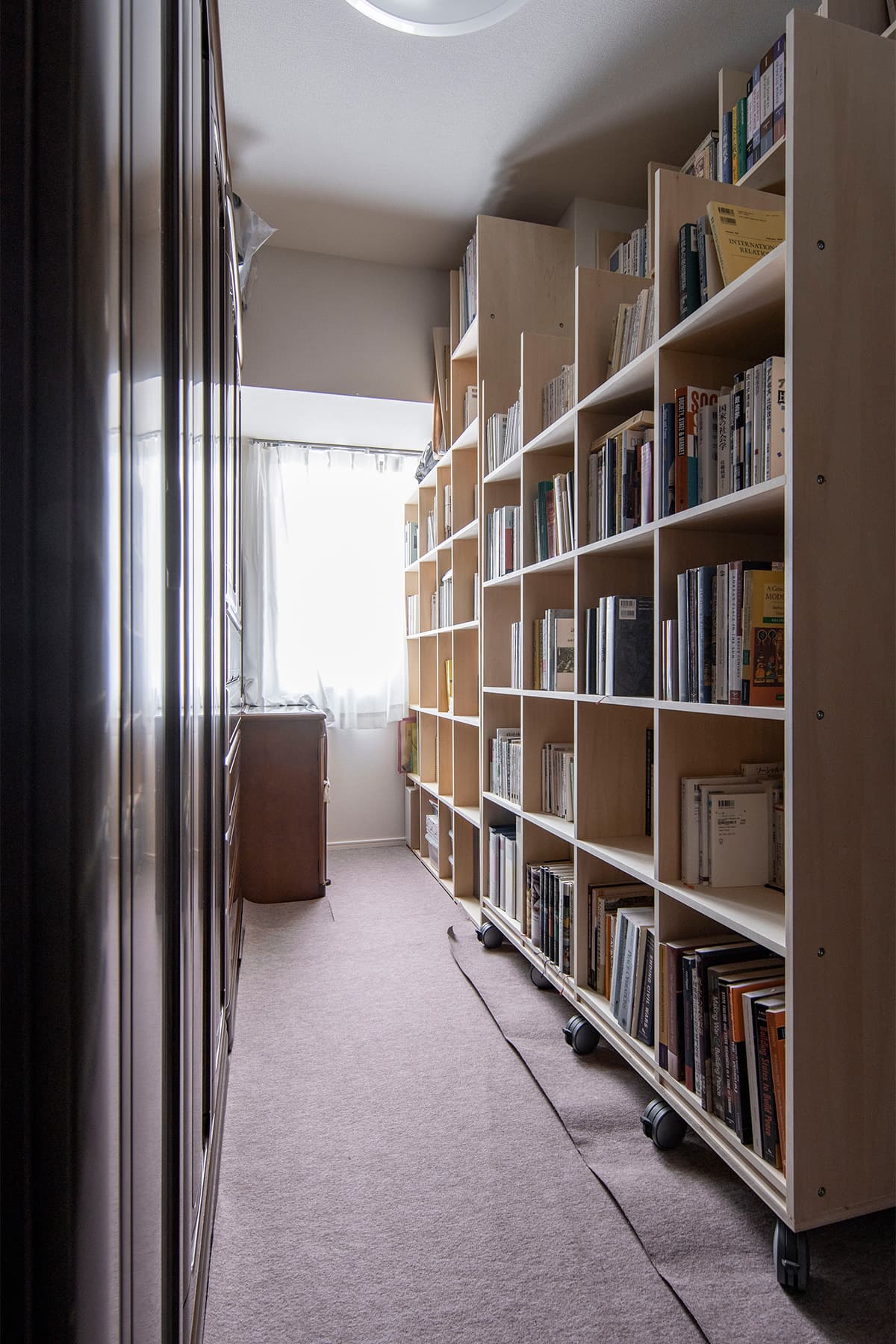 クローゼットを移動式書棚に – 壁一面の本棚 奥行350mm Shelf – マルゲリータ使用事例