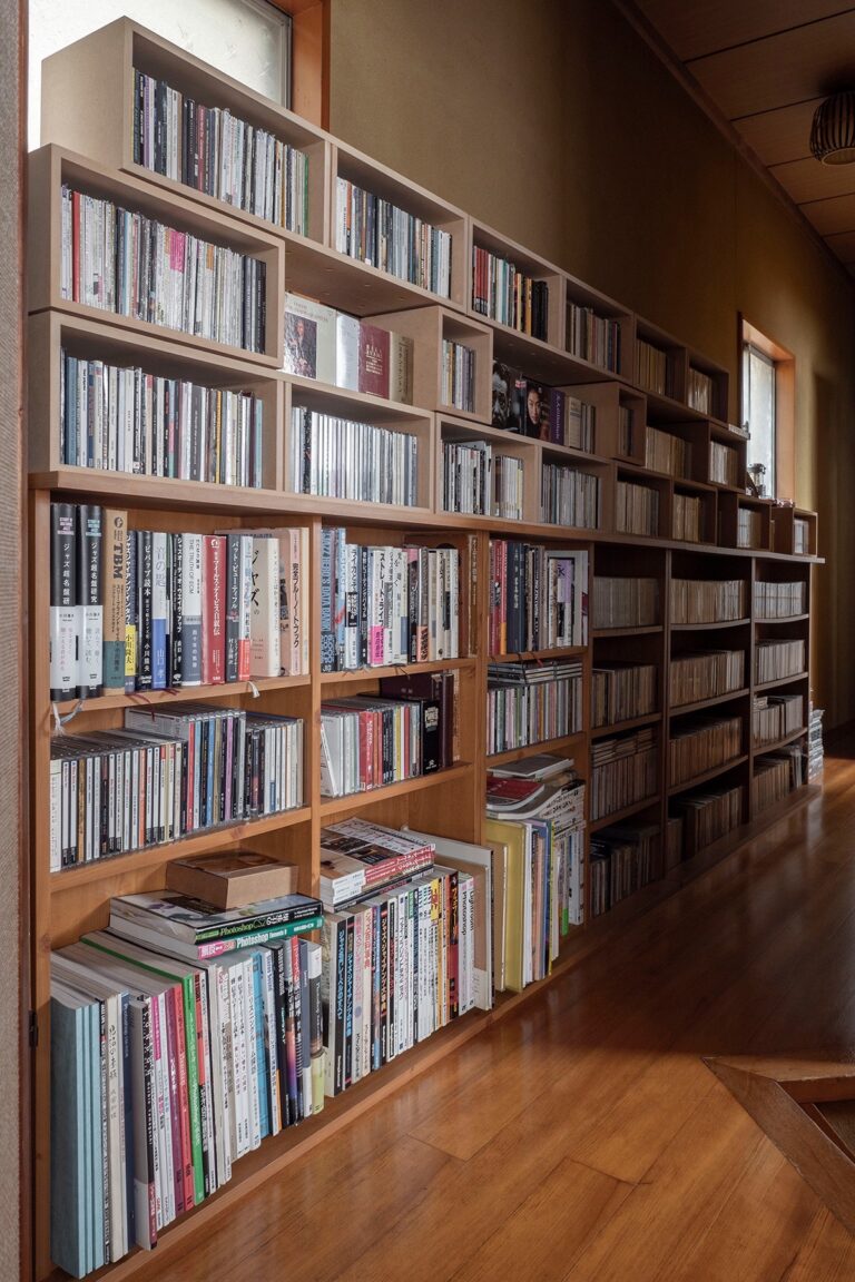 見せる収納実例⑦ 廊下にある書棚とその上にスタッキングされたCD棚