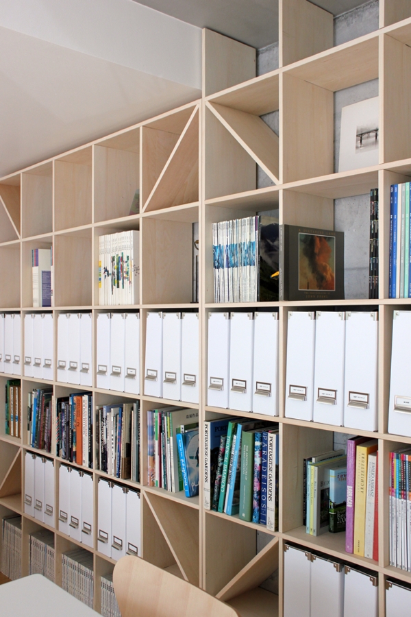 おしゃれに書類を整理できる収納アイテム① 壁一面の本棚 Shelf（シェルフ）