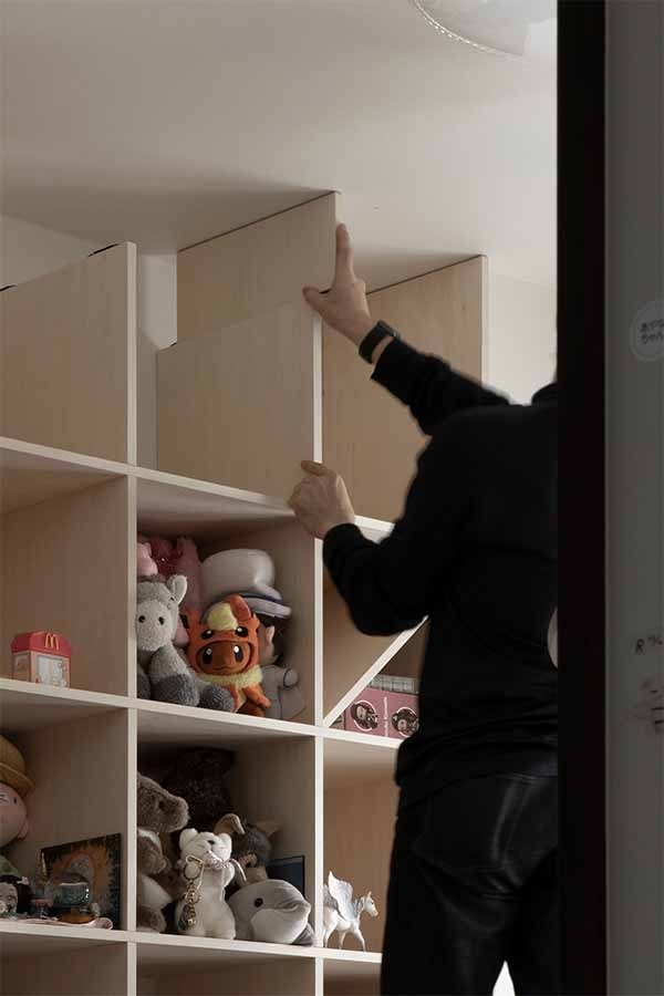 本棚の地震対策の方法「フィラー板による壁への本棚の固定」