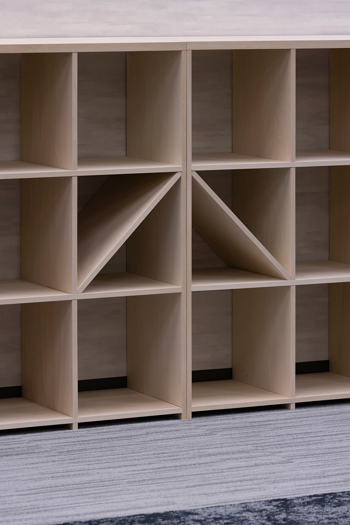 オフィスリニューアル　長く低い本棚 – ロータイプ本棚