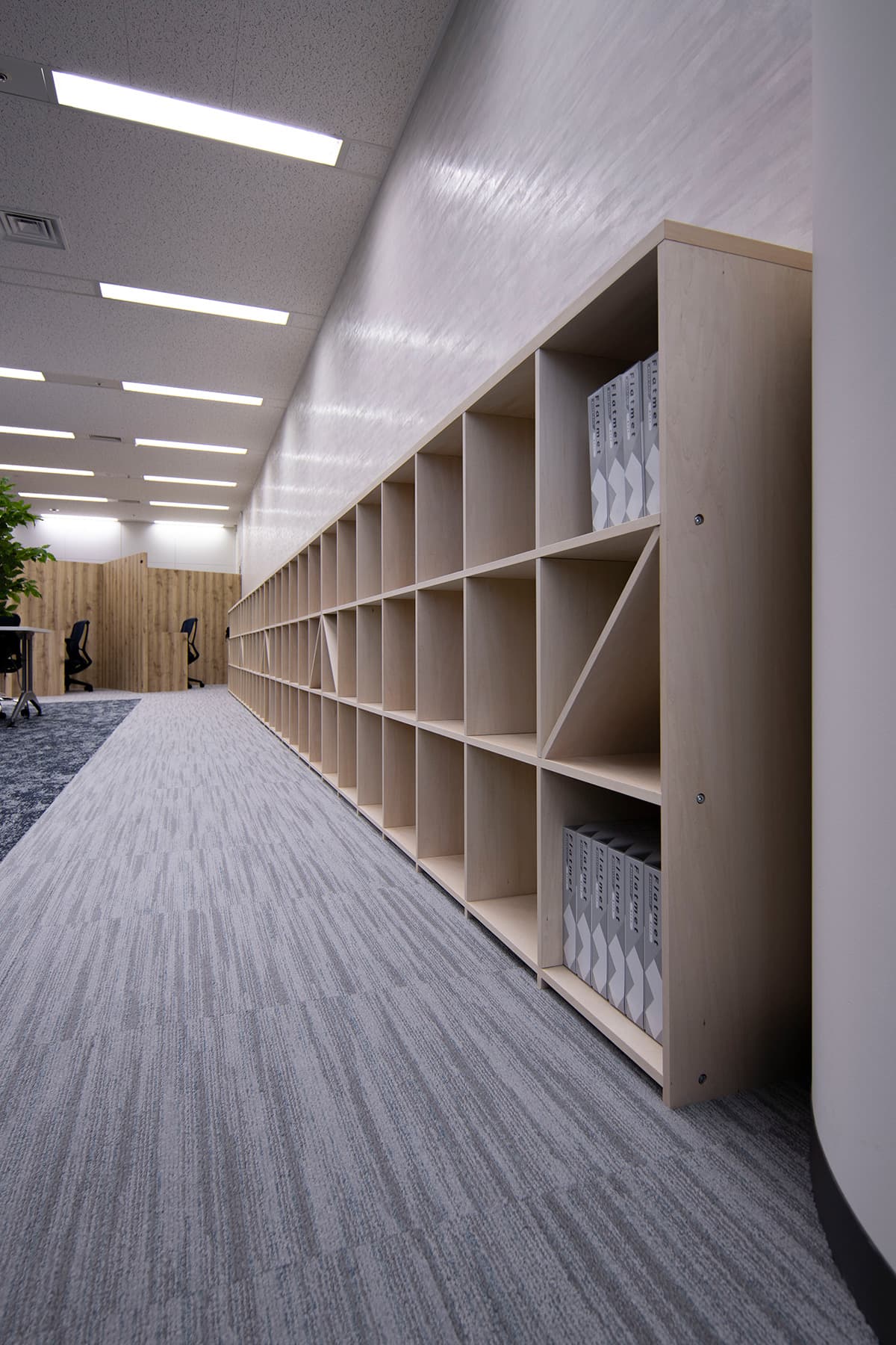 オフィス内装　長く低い本棚 – ロータイプ本棚