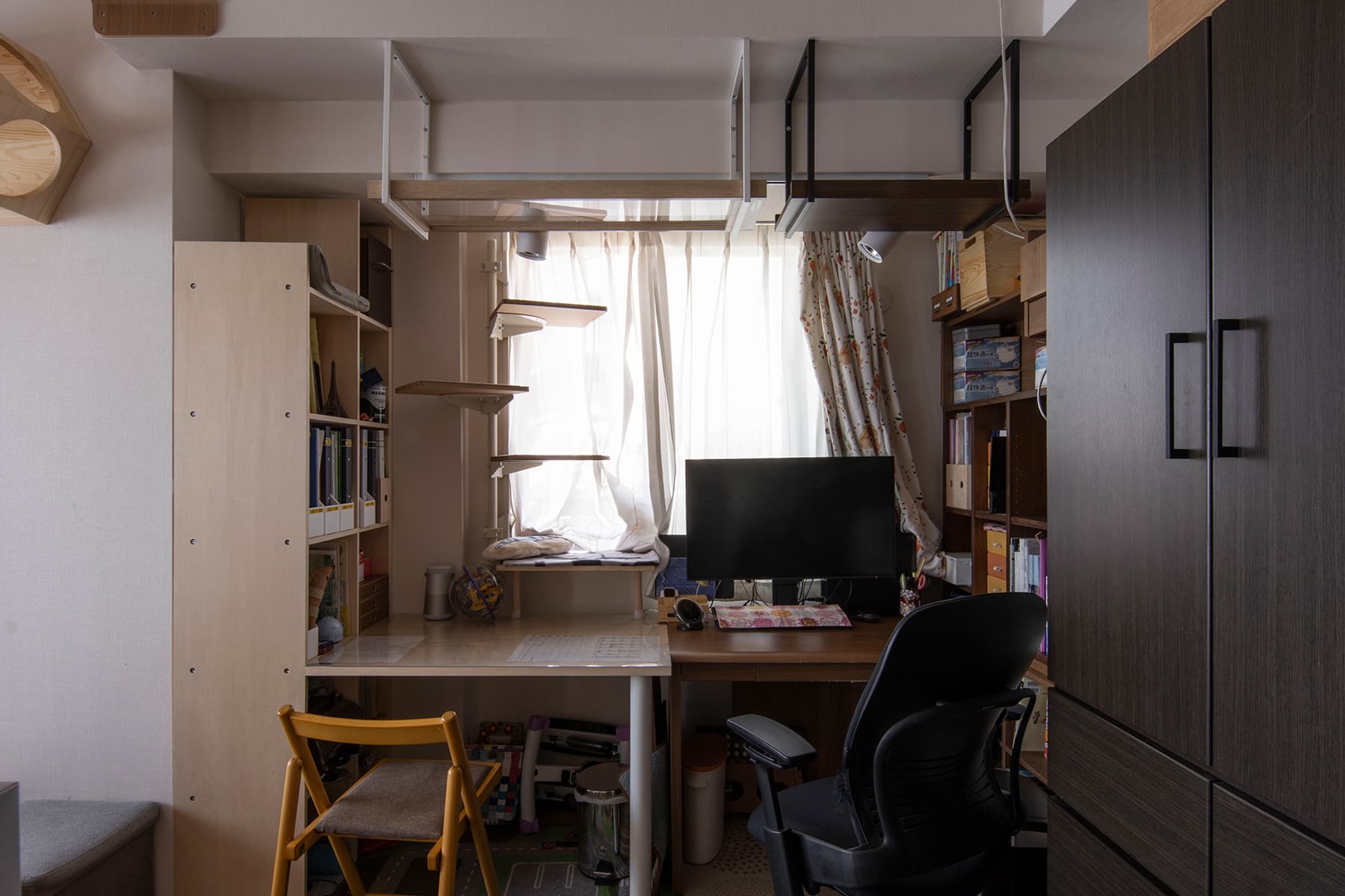 壁一面の本棚 –作業用デスクとキャットウォーク　猫ステップ