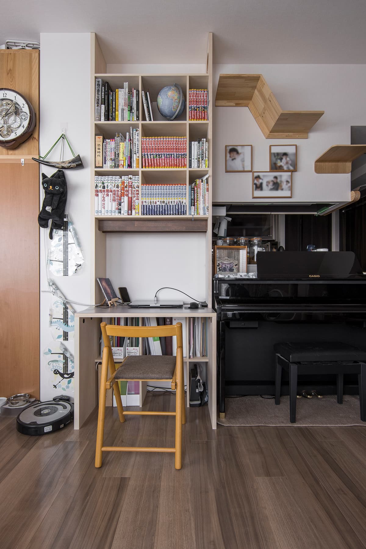 壁一面の本棚 –作業用デスクとキャットウォーク　猫ステップ