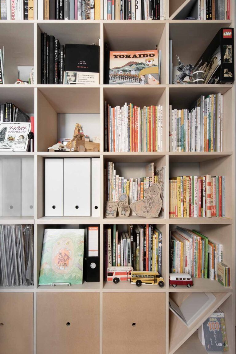 子供部屋の収納実例⑥ デスク付き本棚がある子供部屋