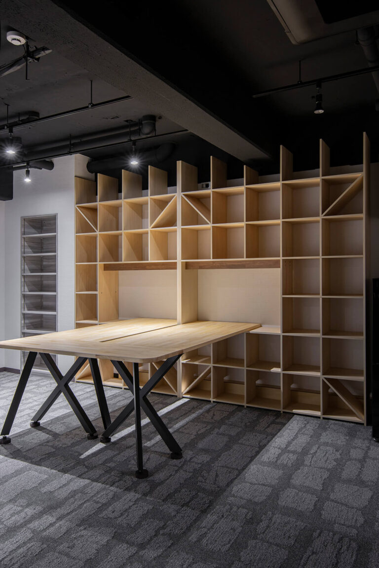 小規模オフィスのレイアウト⑩ 会議室のアクセントになる本棚とテーブル