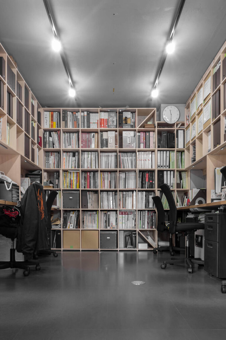 小規模オフィスのレイアウト⑦ 四方を本棚で囲んだワークスペース